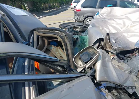 1998 Lincoln Town Car Signature z USA, uszkodzony, nr VIN 1LNFM82W0WY659474